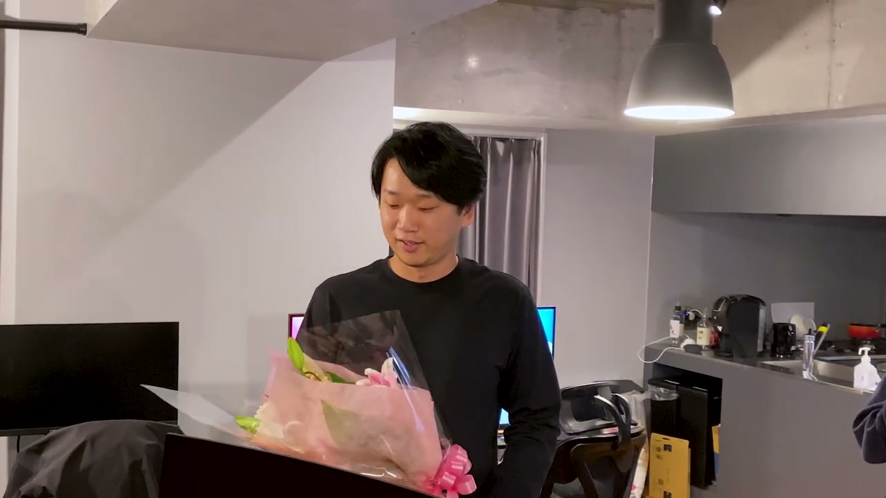 最後はオフィスでの送別の場面。上村さんが花束を受け取り、仲間へ感謝を伝えます。