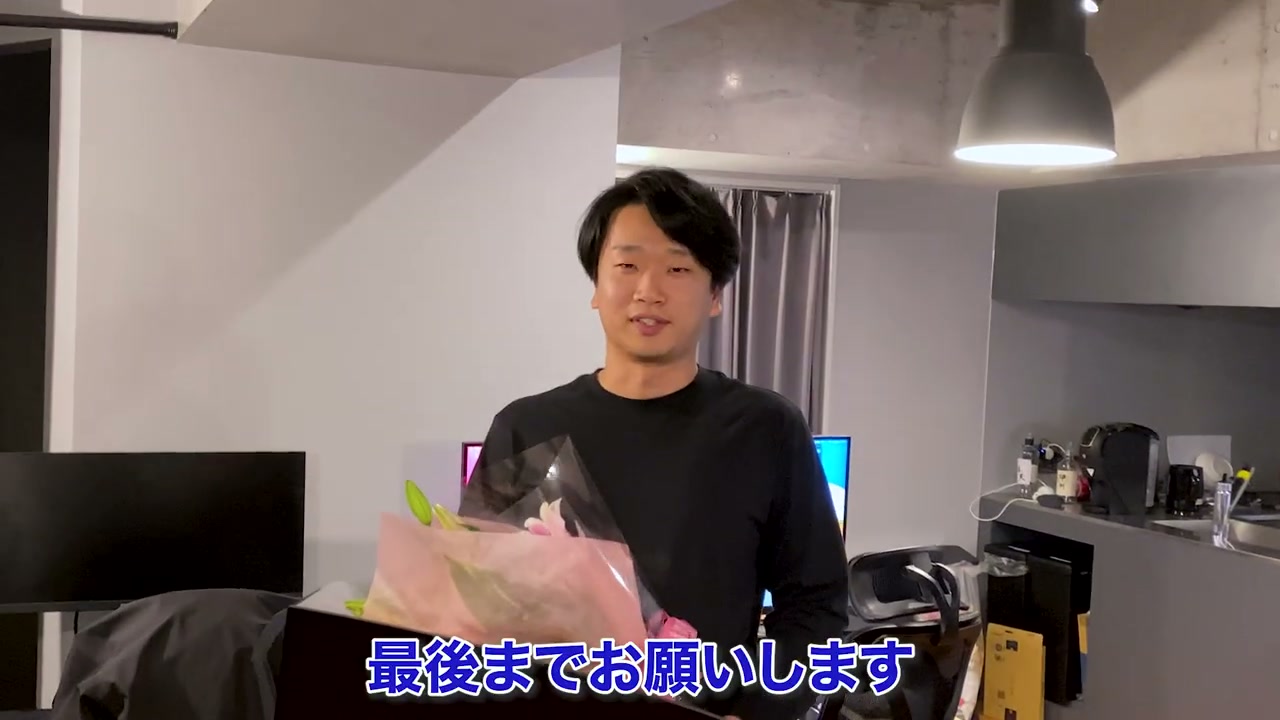 仲間から花束を受け取った上村さん。創設期を支えた2年間を振り返ります。