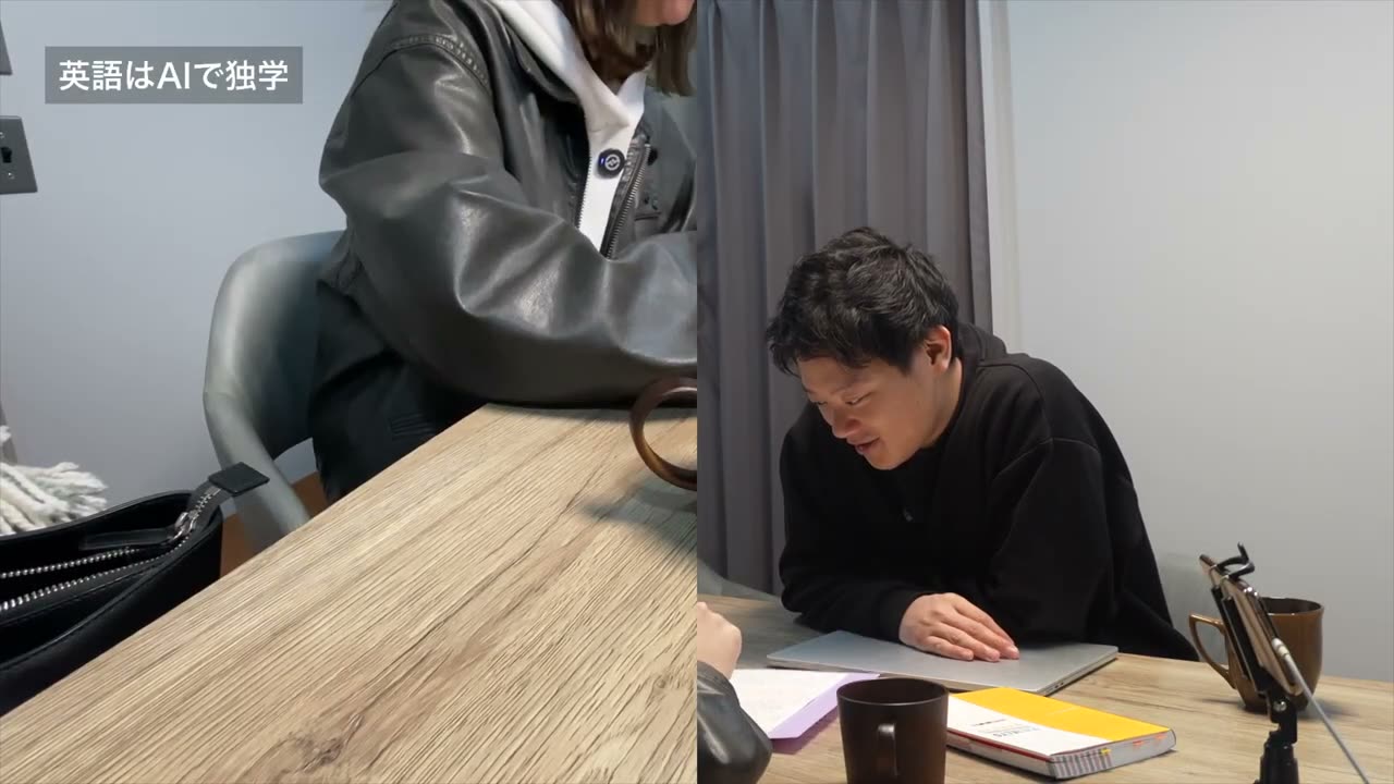 勉強のメモを見せながら、IELTSへの取り組みを話す元受講生。顔を映さない原動画の構図を保っています。